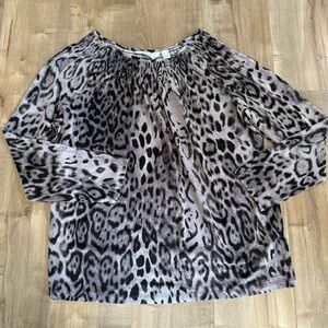 Susan Graver Liquid Knit Blouse Small Animal‎ Print Shirt Shirred Wide Neck Gray